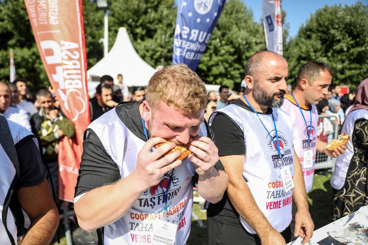 Bursa Gastronomi Festivali'ndeki yarışmayı 11 "tahanlı pide" yiyerek kazandı