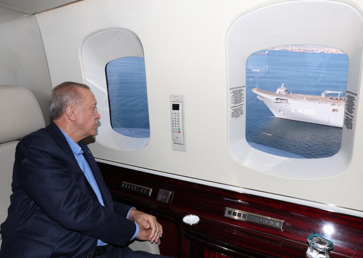 Cumhurbaşkanı Erdoğan, TCG Anadolu'yu havadan inceledi