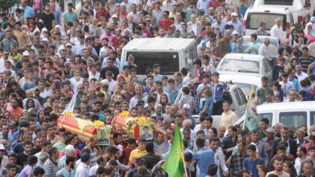 IŞİD’le çatışırken ölen 2 YPG’li Hakkari’de toprağa verildi