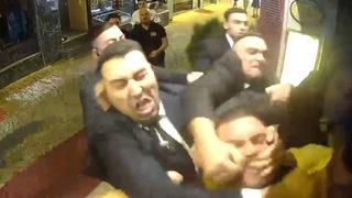 Ünlü eğlence mekanında takım elbiseli dehşeti! Kadın, erkek demeden dakikalarca dövdüler