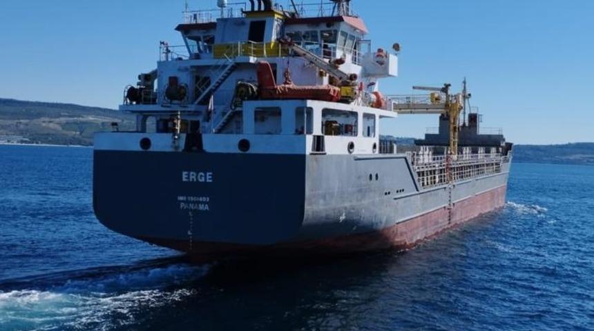 Çanakkale'de makinesi arızalanan gemi demirletildi