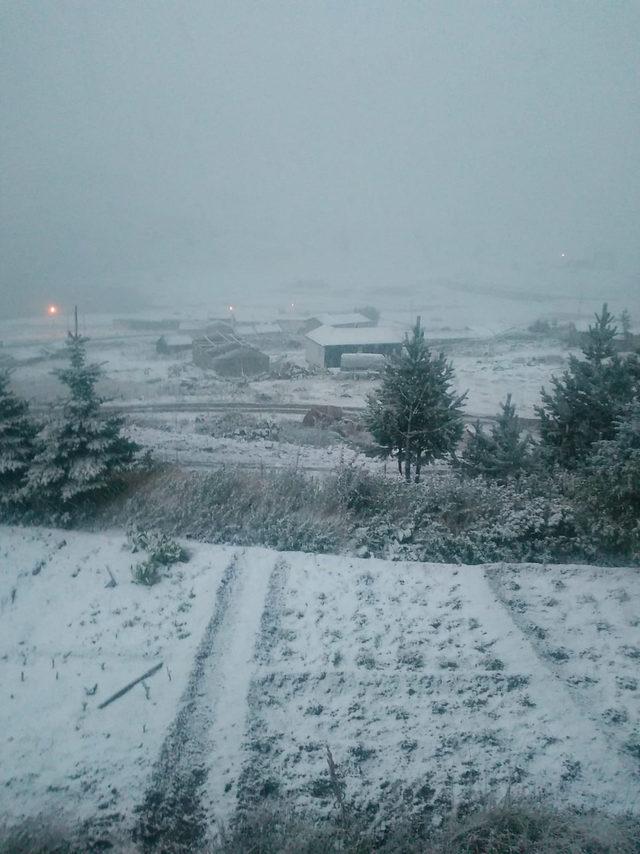 Bayburt'un yüksek kesimlerine kar yağdı