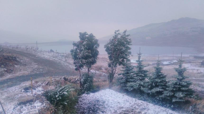 Bayburt'un yüksek kesimlerine kar yağdı