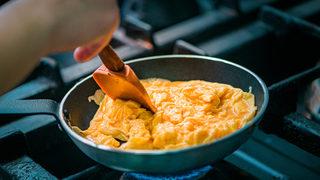 Krema kıvamında çırpılmış yumurtanın sırrı: Birkaç damla eklemeniz yeter