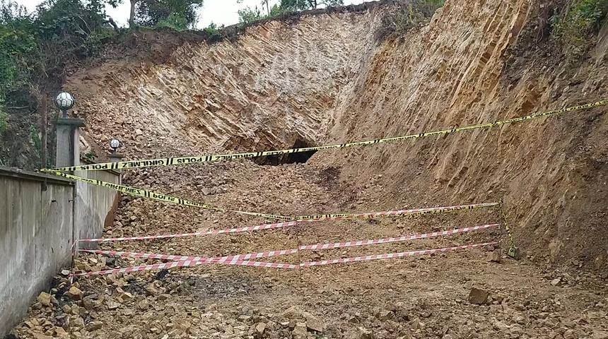 Ordu'da belediyenin yol çalışmasında mağara bulundu