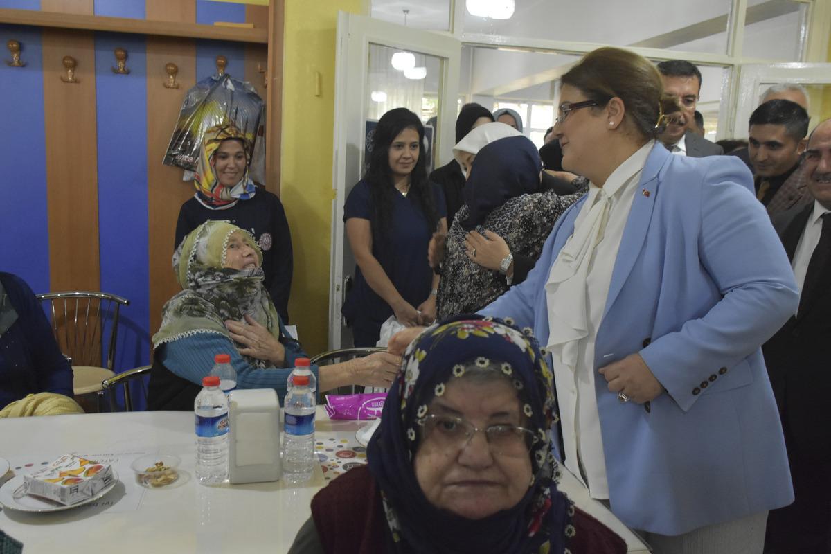 Bakan Yanık, Malatya'da huzurevi ve &ccedil;ocuk evleri sakinlerini ziyaret etti: