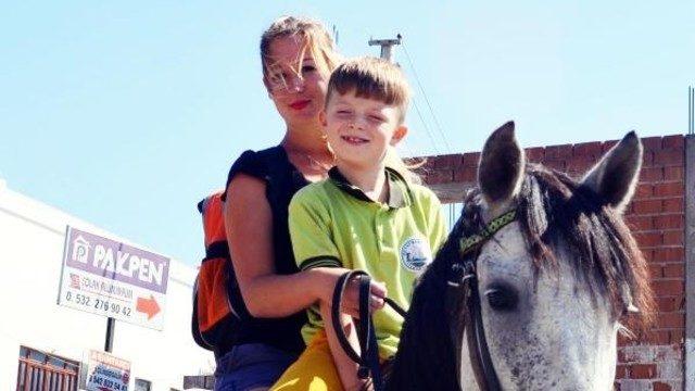 Oğlunu atla okula götürüyor