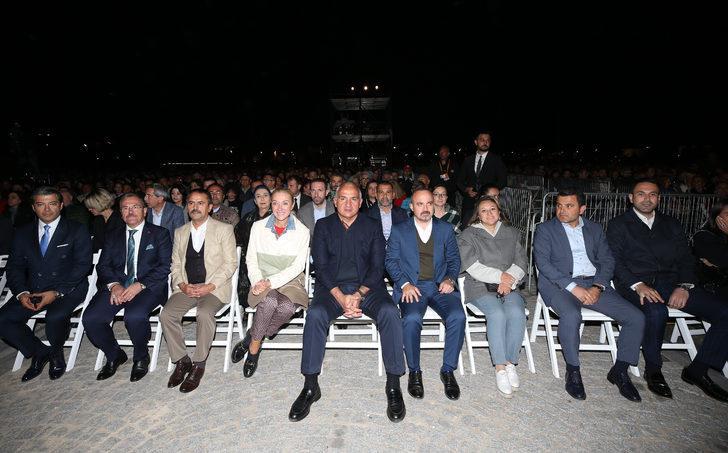 Kültür ve Turizm Bakanı Ersoy, "Senfoni ile Neşet Ertaş Türküleri" konserini izledi G1