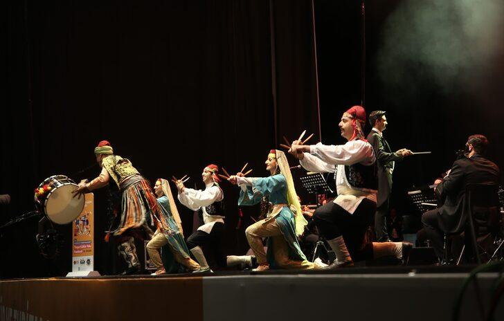 Kültür ve Turizm Bakanı Ersoy, "Senfoni ile Neşet Ertaş Türküleri" konserini izledi G3