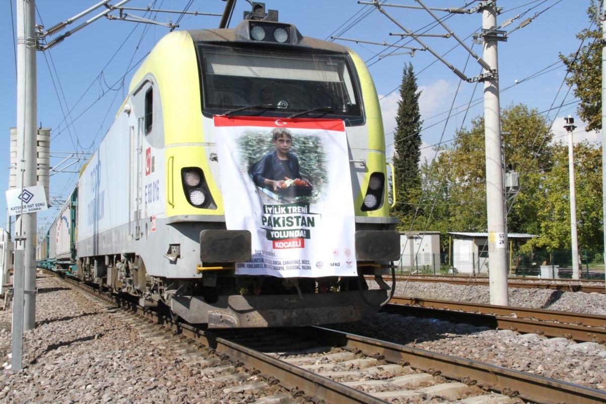 Pakistan'a yardım malzemesi taşıyan "İyilik Treni" Kocaeli'den uğurlandı