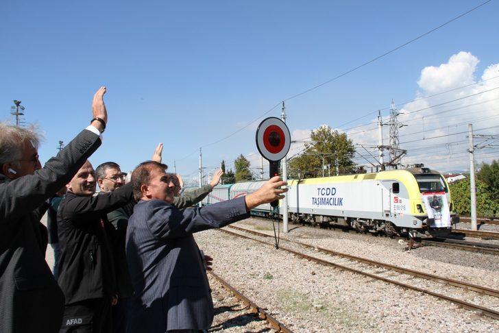 Pakistan'a yardım malzemesi taşıyan "İyilik Treni" Kocaeli'den uğurlandı G3