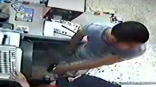 Kadın kasiyerleri seçti, öperek gasp etti