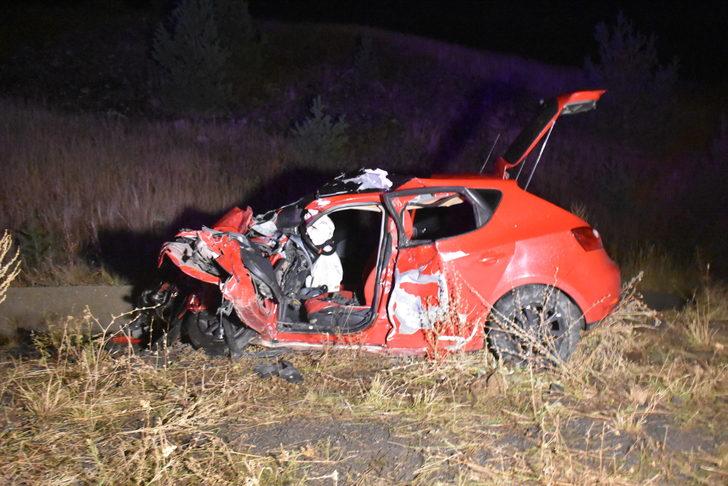 Kars'ta otomobil ile tır çarpıştı, 4 kişi öldü, 1 kişi yaralandı G1