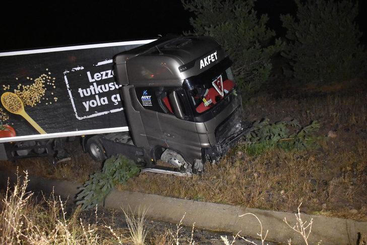 Kars'ta otomobil ile tır çarpıştı, 4 kişi öldü, 1 kişi yaralandı G2