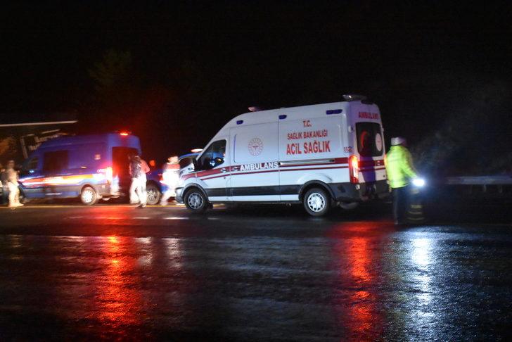 Kars'ta otomobil ile tır çarpıştı, 4 kişi öldü, 1 kişi yaralandı G4