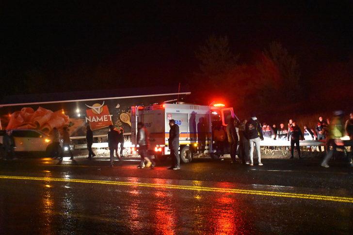 Kars'ta otomobil ile tır çarpıştı, 4 kişi öldü, 1 kişi yaralandı G5