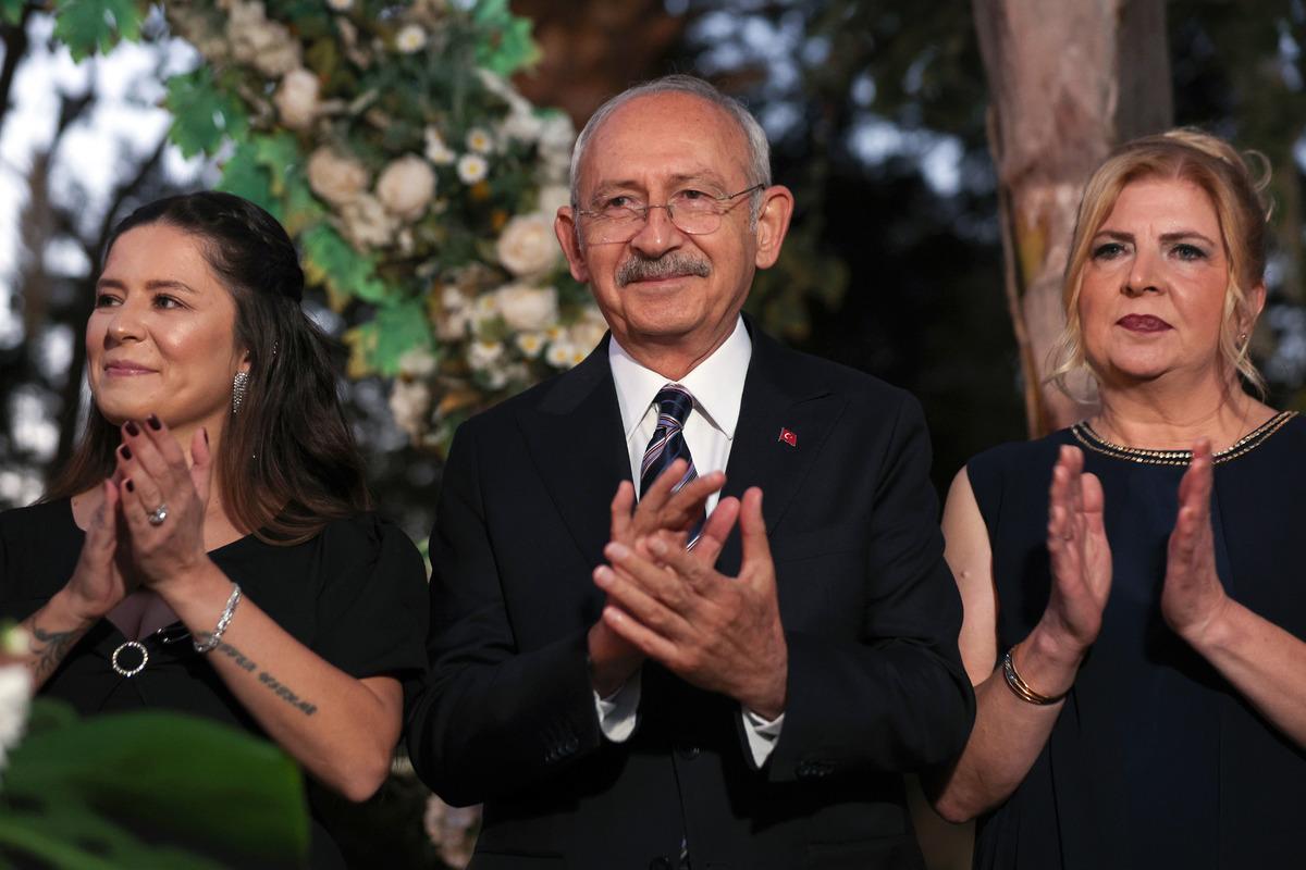 CHP Genel Başkanı Kılı&ccedil;daroğlu, İzmir'de nikah şahitliği yaptı