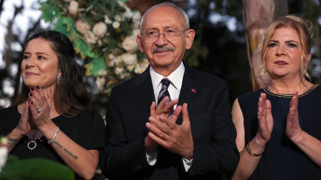 CHP Genel Başkanı Kılıçdaroğlu, İzmir'de nikah şahitliği yaptı