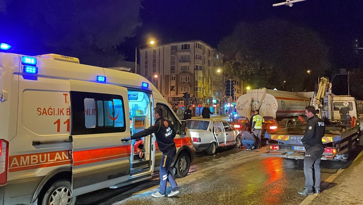 Edirne'de sulama tankerine &ccedil;arpan otomobildeki 4 kişi yaralandı