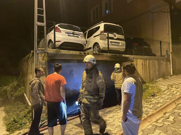 Ümraniye'de kapalı otoparkta çıkan yangında 5 otomobil yandı G3