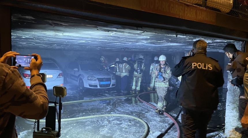 Ümraniye'deki kapalı otoparkta yangın! 5 otomobil alevler içinde kaldı