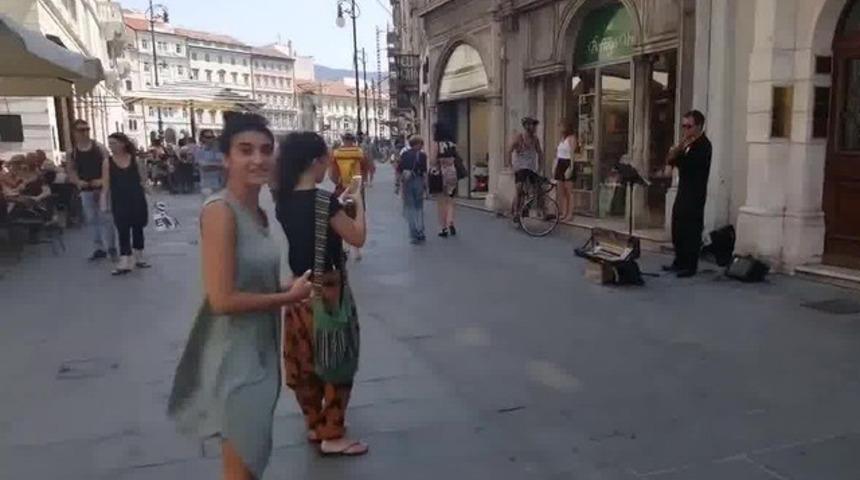 Filistinli kızın sokaktaki dansı sosyal medyanın g&uuml;ndemi oldu