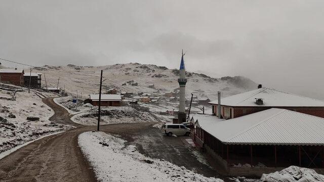 Trabzon, Rize ve Artvin'de kar yağışı! Bembeyaz manzaraya uyandılar