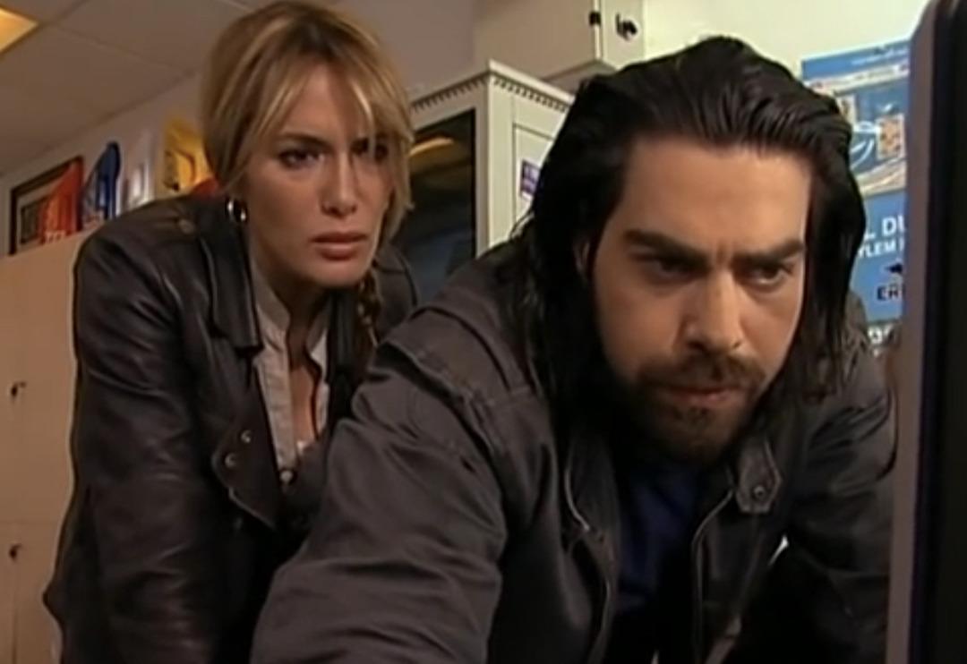 İnzivaya &ccedil;ekilmişti! Cenazede ortaya &ccedil;ıkan Uğur Pektaş&rsquo;ın g&ouml;zlerden uzak b&uuml;y&uuml;tt&uuml;ğ&uuml; oğlu