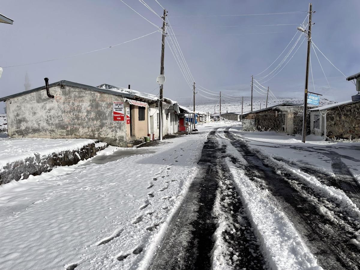 Ardahan ve Kars'ın y&uuml;ksek kesimlerine mevsimin ilk karı d&uuml;şt&uuml;