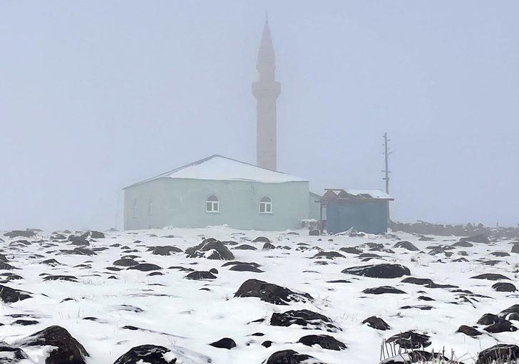Ardahan ve Kars'ın yüksek kesimlerine mevsimin ilk karı düştü G4