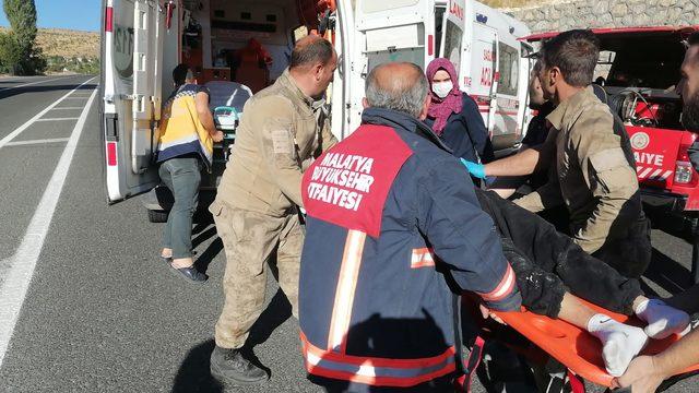 GÜNCELLEME - Malatya'da tırla hafif ticari araç çarpıştı, 5 kişi öldü, 1 kişi yaralandı