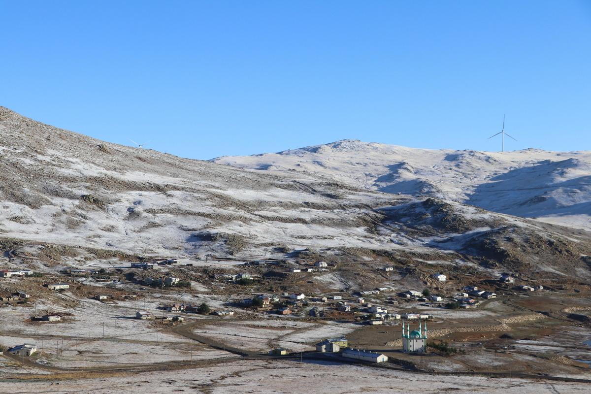 Doğu Karadeniz'in y&uuml;ksek kesimlerinde kar etkili oldu