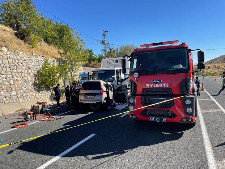 GÜNCELLEME 3 - Malatya'da tırla hafif ticari araç çarpıştı, 6 kişi öldü G5