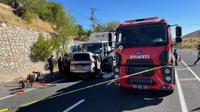 GÜNCELLEME 2 - Malatya'da tırla hafif ticari araç çarpıştı, 6 kişi öldü