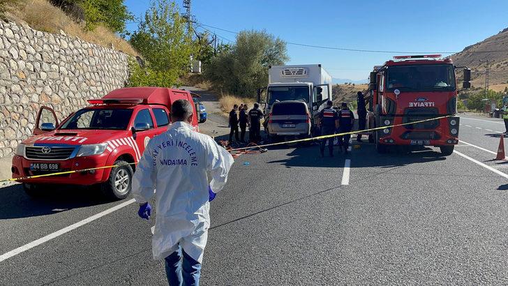 GÜNCELLEME 2 - Malatya'da tırla hafif ticari araç çarpıştı, 6 kişi öldü G2