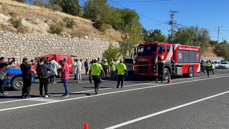 GÜNCELLEME 2 - Malatya'da tırla hafif ticari araç çarpıştı, 6 kişi öldü G4