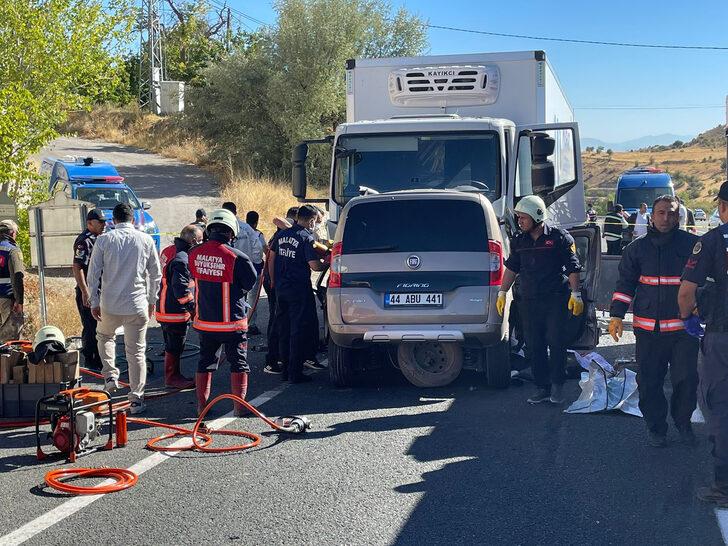 GÜNCELLEME 3 - Malatya'da tırla hafif ticari araç çarpıştı, 6 kişi öldü G2