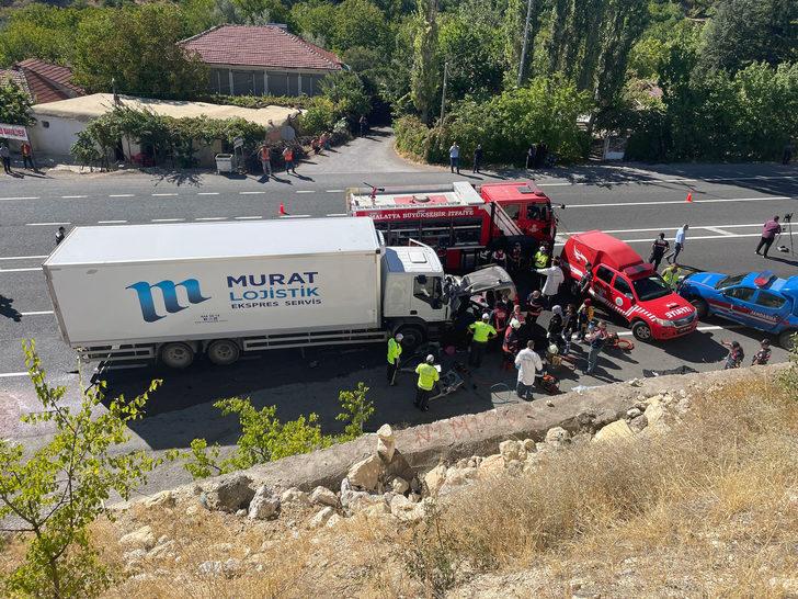 GÜNCELLEME 3 - Malatya'da tırla hafif ticari araç çarpıştı, 6 kişi öldü G3