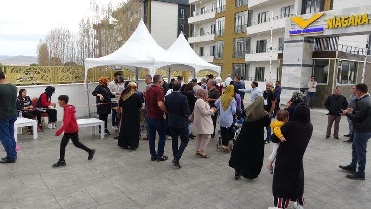 Bingöl'de 'bedava ev' heyecanı! Kanada'dan geldi, çekiliş yaptı: On binlerce kişi akın etti G4