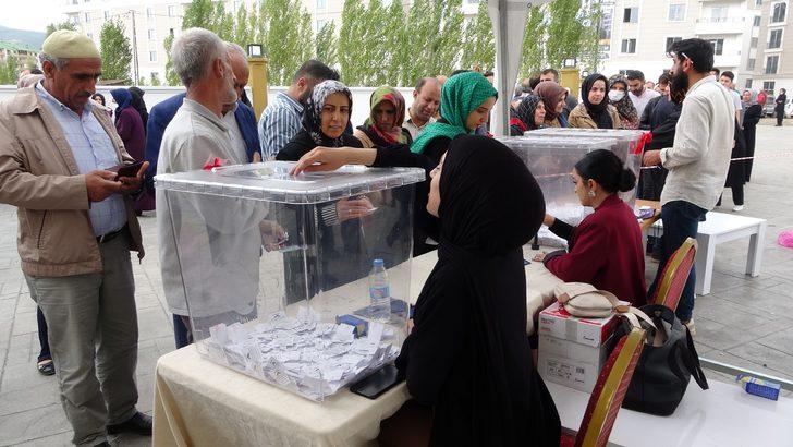 Bingöl'de 'bedava ev' heyecanı! Kanada'dan geldi, çekiliş yaptı: On binlerce kişi akın etti G5