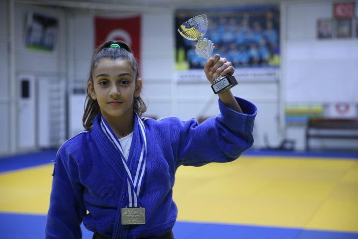 13 yaşında Balkan şampiyonu olan milli judocu Ezgi hedef büyüttü G3