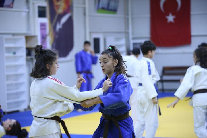 13 yaşında Balkan şampiyonu olan milli judocu Ezgi hedef büyüttü G5