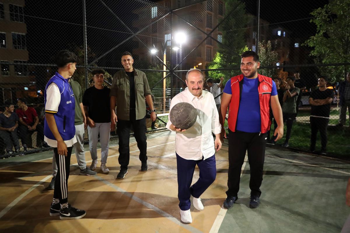 Bakan Varank, gen&ccedil;lerle basketbol oynadı