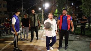 Bakan Varank, gençlerle basketbol oynadı
