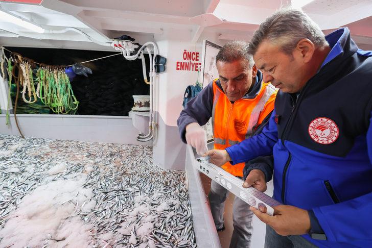 İzmir açıklarında avlanan balıkçı tekneleri denetlendi G3