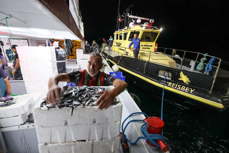 İzmir açıklarında avlanan balıkçı tekneleri denetlendi G5