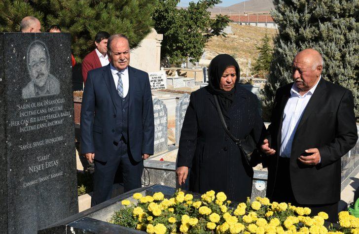 "Bozkırın tezenesi" Neşet Ertaş Kırşehir'deki mezarı başında anıldı G2