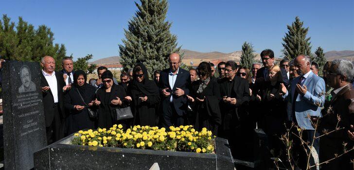 "Bozkırın tezenesi" Neşet Ertaş Kırşehir'deki mezarı başında anıldı G3