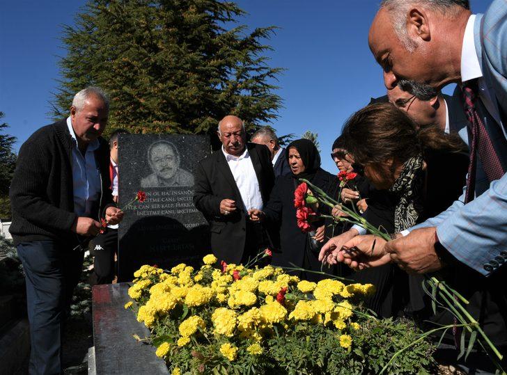 "Bozkırın tezenesi" Neşet Ertaş Kırşehir'deki mezarı başında anıldı G4