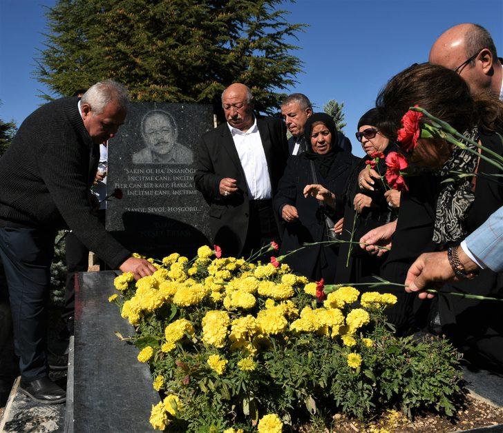 "Bozkırın tezenesi" Neşet Ertaş Kırşehir'deki mezarı başında anıldı G5